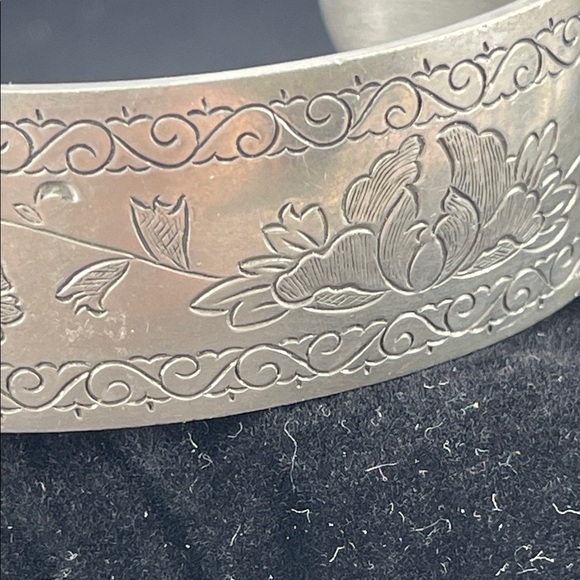 1.31.26-29  Kirk Stieff Pewter Spring Peony Engraved Cuff Bracelet - Picture 3 of 8